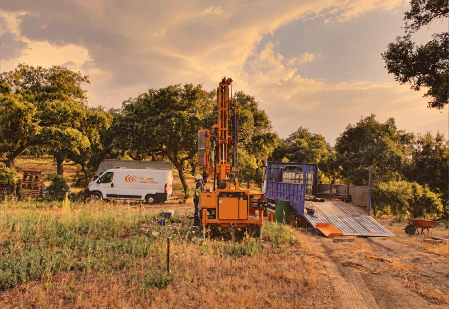 Equipo de sondeos de Geotecnia Consultores en una parcela
